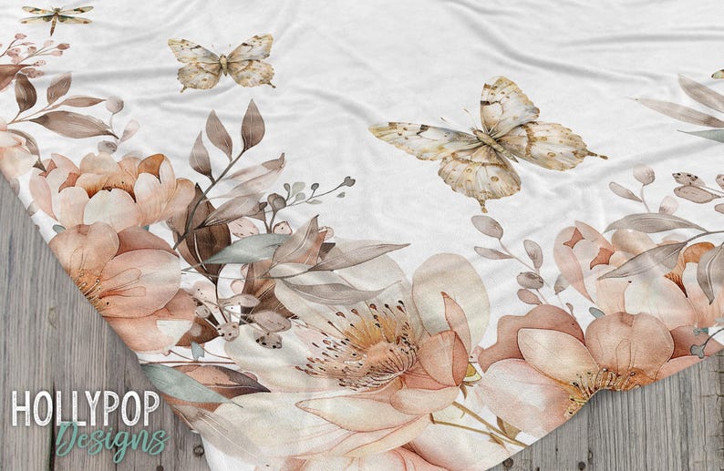 Puede incluir: Una tela de estampado floral acuarela sobre fondo blanco. La tela presenta grandes flores rosas y marrones, hojas verdes y mariposas. La tela es perfecta para proyectos de manualidades, como mantas, almohadas y ropa.