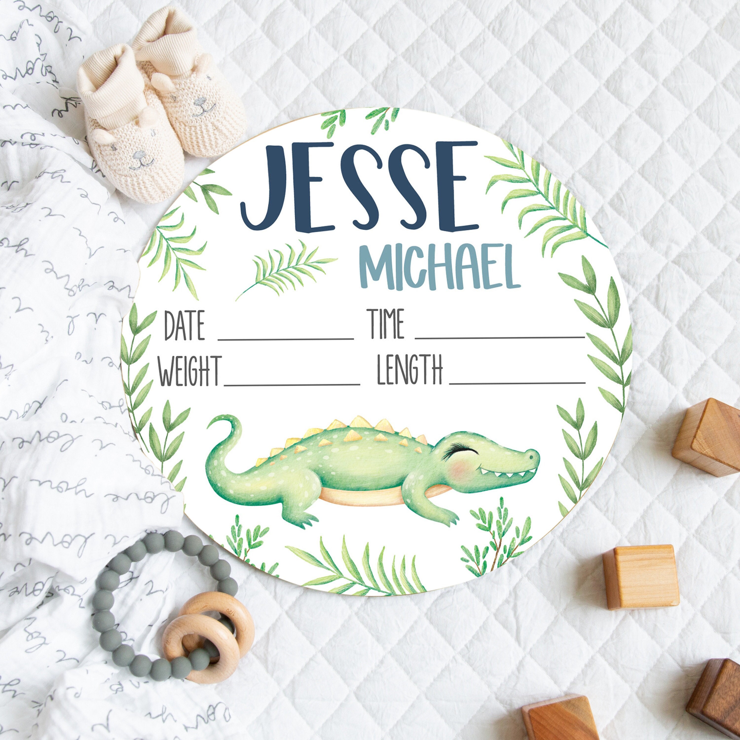 Letrero de nacimiento de caimán, letrero personalizado con nombre de bebé,  letrero redondo de madera para bebé, letrero de caimán con nombre de bebé,  anuncio de nacimiento - Etsy México, image size:3000x3000