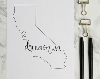 California Dreamin Calligraphy State Outline Print con lettere a mano - Arte della parete - Decorazioni per la casa - Città natale - Los Angeles - San Diego -San Francisco