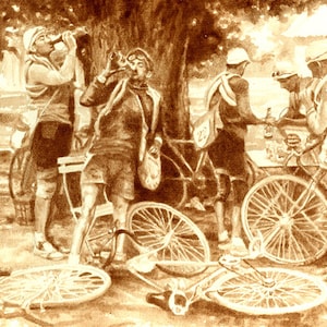 Op de afbeelding: Een sepia-gekleurde illustratie van een groep fietsers die een pauze nemen. Ze staan ​​rond hun fietsen, waarvan sommige tegen een boom leunen. De fietsers dragen vintage fietskleding en drinken uit flessen. De illustratie is getiteld "Karen Eland".