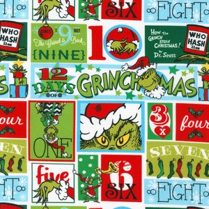 Puede incluir: Un panel de tela con un patrón repetitivo con el tema del Grinch. El diseño incluye al Grinch, texto de "Cómo el Grinch robó la Navidad", números y elementos navideños en rojo, verde, azul y blanco.