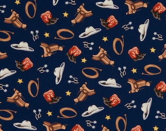 Peut inclure: Un tissu bleu marine avec un motif répété de chapeaux de cowboy, de bottes, de selles, de lassos, d'éperons et d'étoiles jaunes. Les bottes de cowboy sont rouges et noires, et les chapeaux sont blancs. Les selles sont marron.