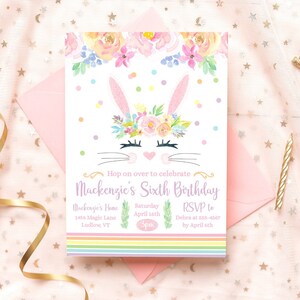 Puede incluir: Una invitaci&oacute;n de cumplea&ntilde;os en tonos pastel con un dise&ntilde;o de cara de conejito, adornos florales y orejas brillantes. La invitaci&oacute;n incluye el texto "Hop on over to celebrate Mackenzie's Sixth Birthday" y detalles del evento.