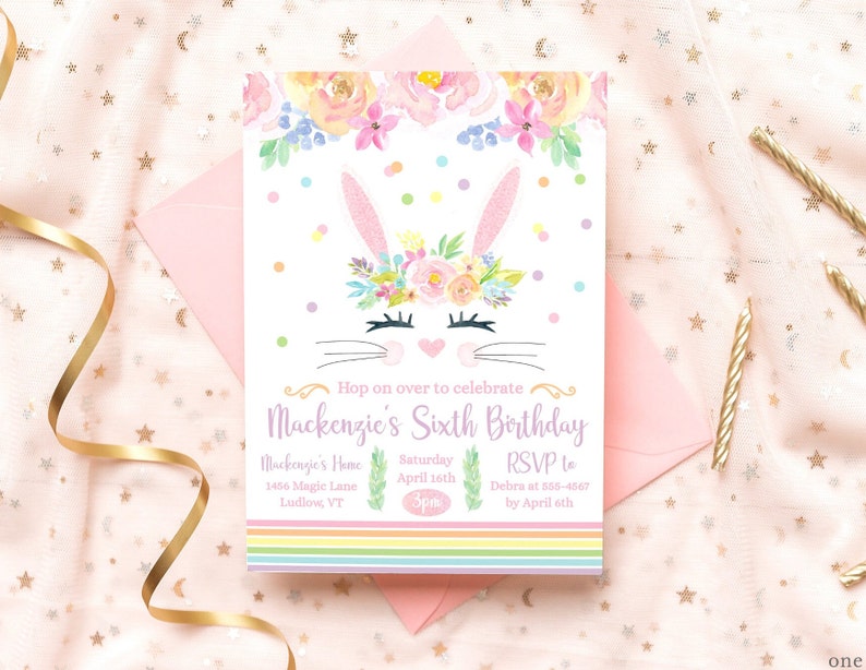 Puede incluir: Una invitaci&oacute;n de cumplea&ntilde;os en tonos pastel con un dise&ntilde;o de cara de conejito, adornos florales y orejas brillantes. La invitaci&oacute;n incluye el texto "Hop on over to celebrate Mackenzie's Sixth Birthday" y detalles del evento.