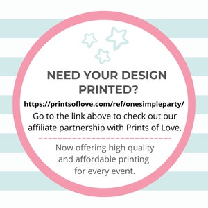 Puede incluir: Un gr&aacute;fico circular con un borde rosa y blanco, con el texto "&iquest;NECESITAS IMPRIMIR TU DISE&Ntilde;O?" y un enlace a Prints of Love. El dise&ntilde;o incluye ilustraciones de estrellas azul claro y ofrece impresi&oacute;n de alta calidad y asequible para eventos.