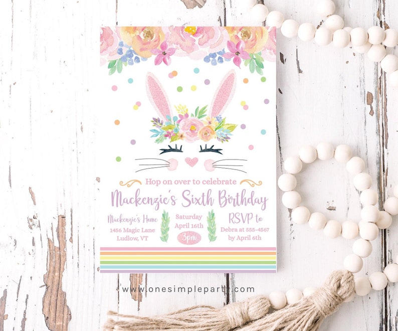 Puede incluir: Una invitaci&oacute;n de cumplea&ntilde;os en tonos pastel con una cara de conejito y detalles florales. La invitaci&oacute;n incluye el texto "Hop on over to celebrate Mackenzie's Sixth Birthday" y los detalles del evento. Un dise&ntilde;o de rayas arco&iacute;ris en la parte inferior.