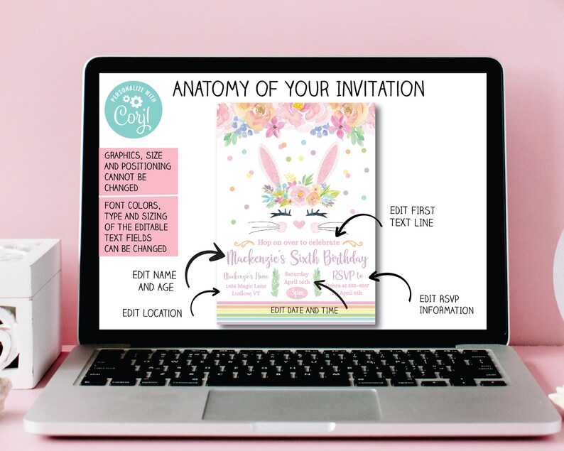 Puede incluir: Una computadora port&aacute;til muestra un dise&ntilde;o de invitaci&oacute;n personalizable para una fiesta de sexto cumplea&ntilde;os. El dise&ntilde;o presenta una cara de conejito con detalles florales y el texto "Mackenzie's Sixth Birthday". Se destacan los elementos editables de la invitaci&oacute;n.