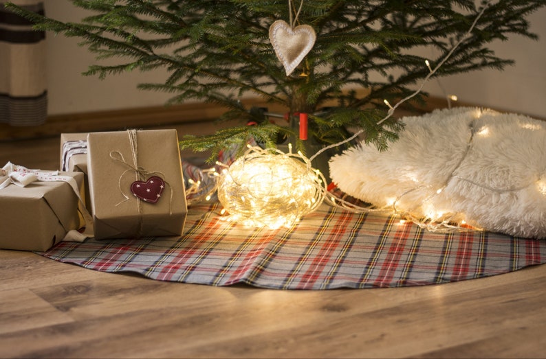 Gray plaid tree skirt, tartan tree skirt, gray tartan tree skirt, Christmas tree skirt. image 2