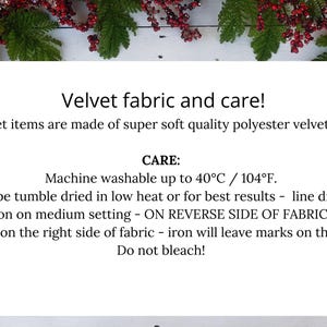 Op de afbeelding: Wasinstructies voor fluweel. Machinewasbaar tot 40&deg;C/104&deg;F. Drogen in de droger op lage temperatuur of aan de lijn drogen. Strijken op middelhoge temperatuur aan de achterkant van de stof. Niet bleken.