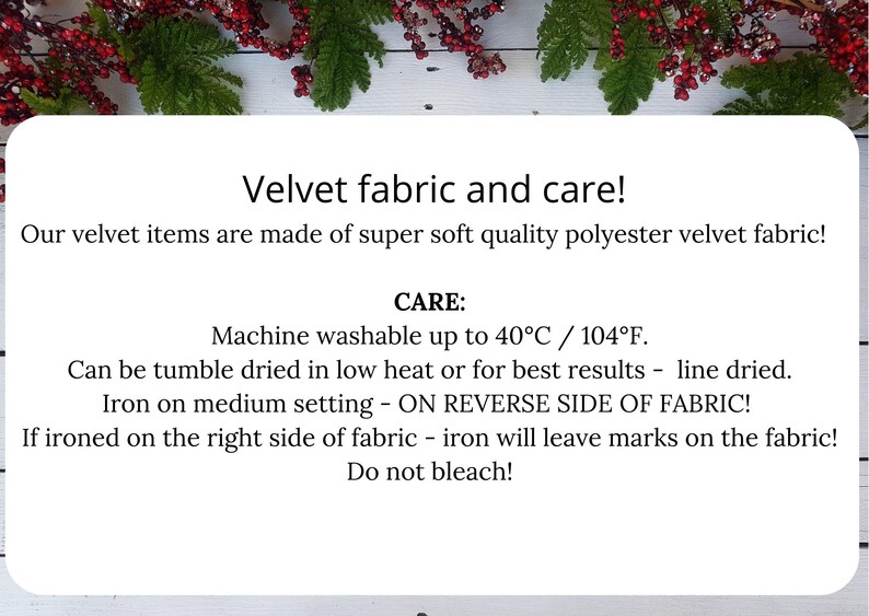 Op de afbeelding: Wasinstructies voor fluweel. Machinewasbaar tot 40&deg;C/104&deg;F. Drogen in de droger op lage temperatuur of aan de lijn drogen. Strijken op middelhoge temperatuur aan de achterkant van de stof. Niet bleken.