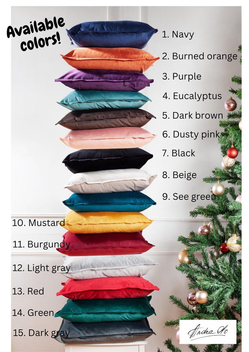 Op de afbeelding: Een stapel van 15 fluwelen kussens in verschillende kleuren, waaronder marineblauw, gebrand oranje, paars, eucalyptus, donkerbruin, poederroze, zwart, beige, mosterd, bordeauxrood, lichtgrijs, rood, groen en donkergrijs. De kussens zijn gestapeld van boven naar beneden, met de kleur van elk kussen ernaast vermeld. De afbeelding bevat ook een kleine kerstboom met kerstballen.