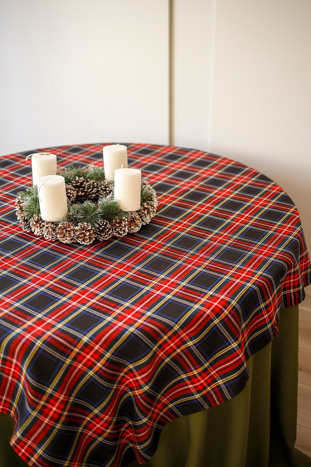 Cathcart Crest Tablecloth - Black Style
