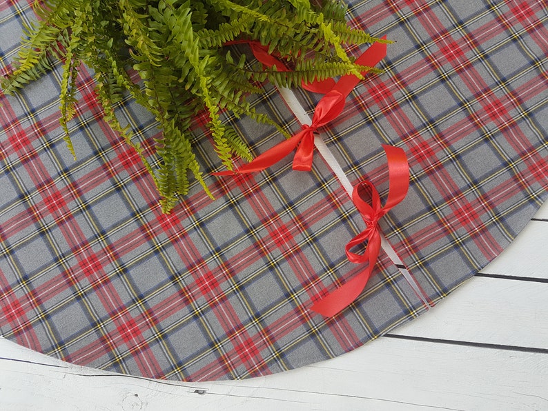 Gray plaid tree skirt, tartan tree skirt, gray tartan tree skirt, Christmas tree skirt. image 4