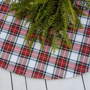 Paid tree skirt, tartan tree skirt, tartan tree skirt, Christmas tree skirt.