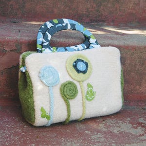 Blossom Dot Purse Knitting Pattern