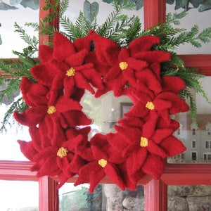 Poinsettia Wreath Knitting Pattern image 2