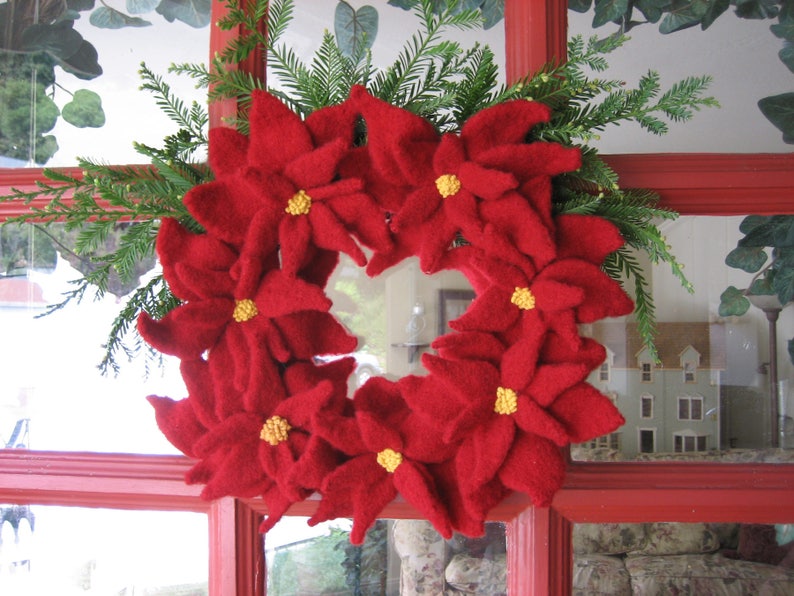 Poinsettia Wreath Knitting Pattern image 2