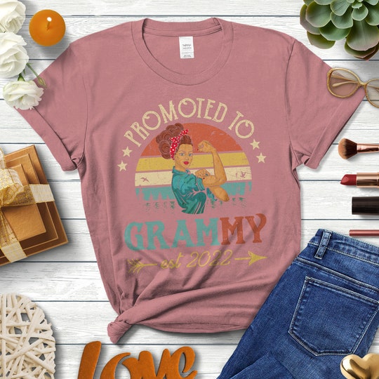 Disover Promoted To Grammy Est 2022 Vintage Retro Family T-Shirt, Family T-Shirt Gift For Birthday's Day, Mother's Day, Family Day Thanks Giving