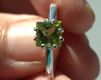 Sterling Silver Natural Peridot 6mm Princess Cut Ring 1.0ct size 7