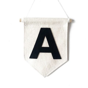 Bandera de pared con inicial personalizada: banderín de lona de algodón