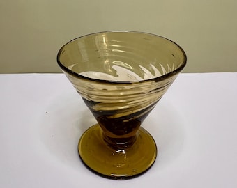 Juego de copas de licor cónicas de color ámbar vintage – Sopladas a mano con diseño en espiral, estilo bohemio.
