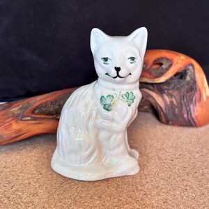 Cat. Belleek Quizzical Cat Figurine. Shamrock Giftware Collection Cat. Belleek Quizzical Cat Figurine. Shamrock Giftware Collection