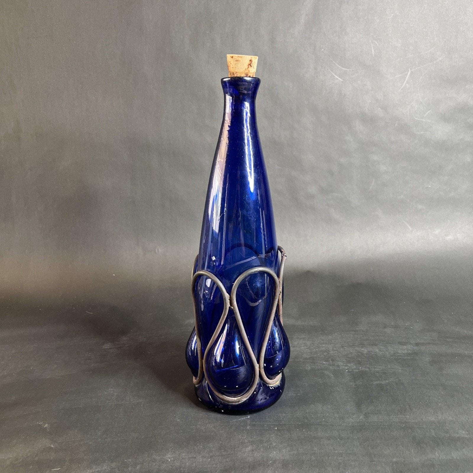 アップサイクルされたコバルトブルーのワインボトル – 素朴な