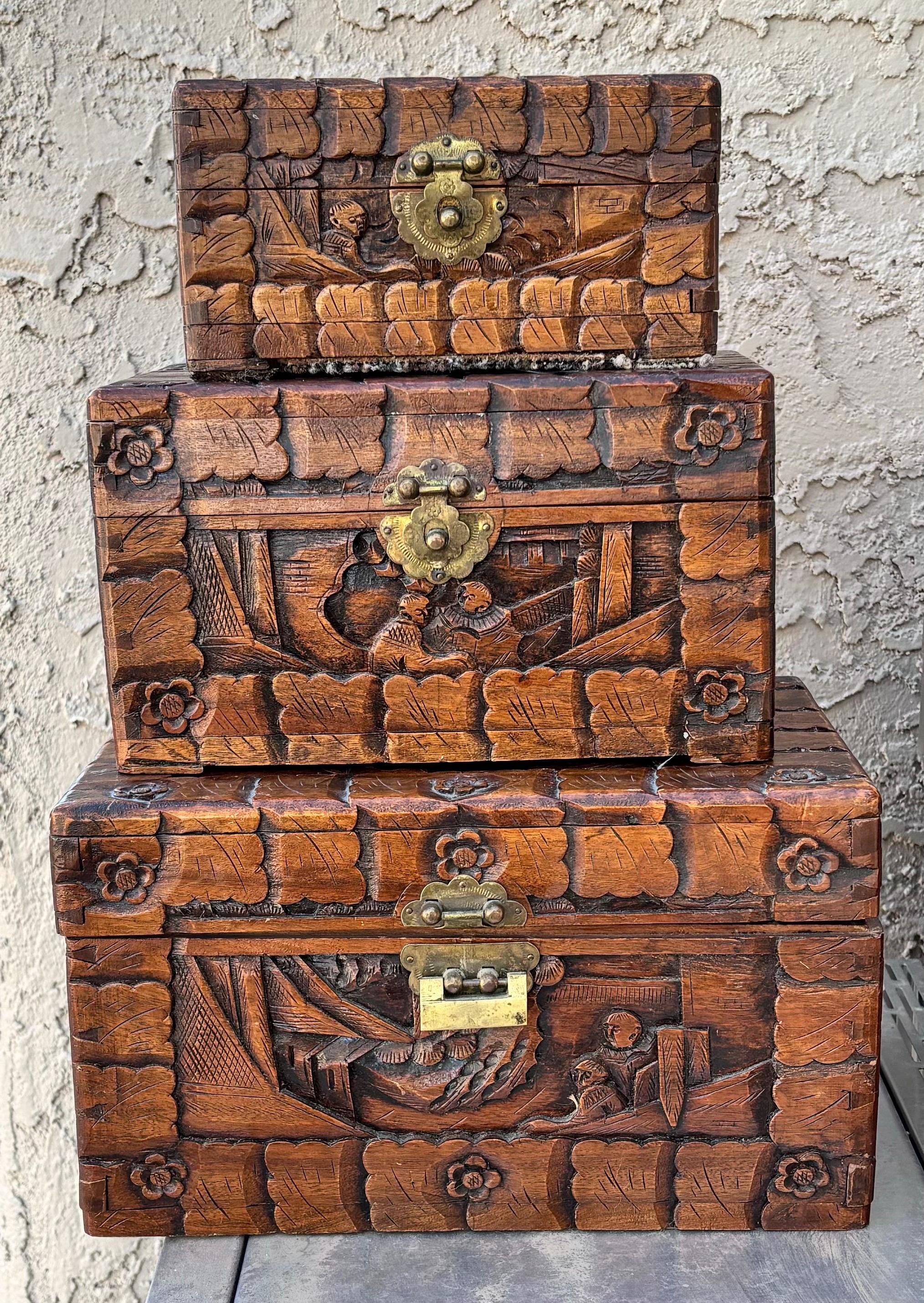 木製トランク 彫刻模様 金属留め具付き 木製トランク 彫刻模様 金属留め具付き