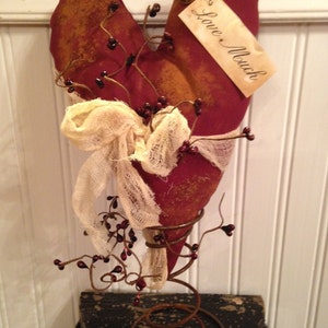 Primitive Grungy Valentine Heart with Pip Berries Table Tree Top Nodder Rusty Spring Decoration