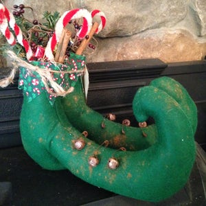 Primitive Pair of Elf Shoes, Elf Boots filled with Candy Canes, Greenery and Cinnamon Sticks, Handmade Elf Shoes