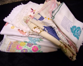 VINTAGE LINENS LOT 18pcs Embroidered & Stamped Table Runners, Napkins, Doilies Mix of Good and Cutter Brocante Shabby
