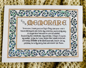 Lámina con la oración Memorare, María, Mariana, floral, Nuestra Señora, católica, tradicional, cristiana, medieval, caligrafía, letras a mano