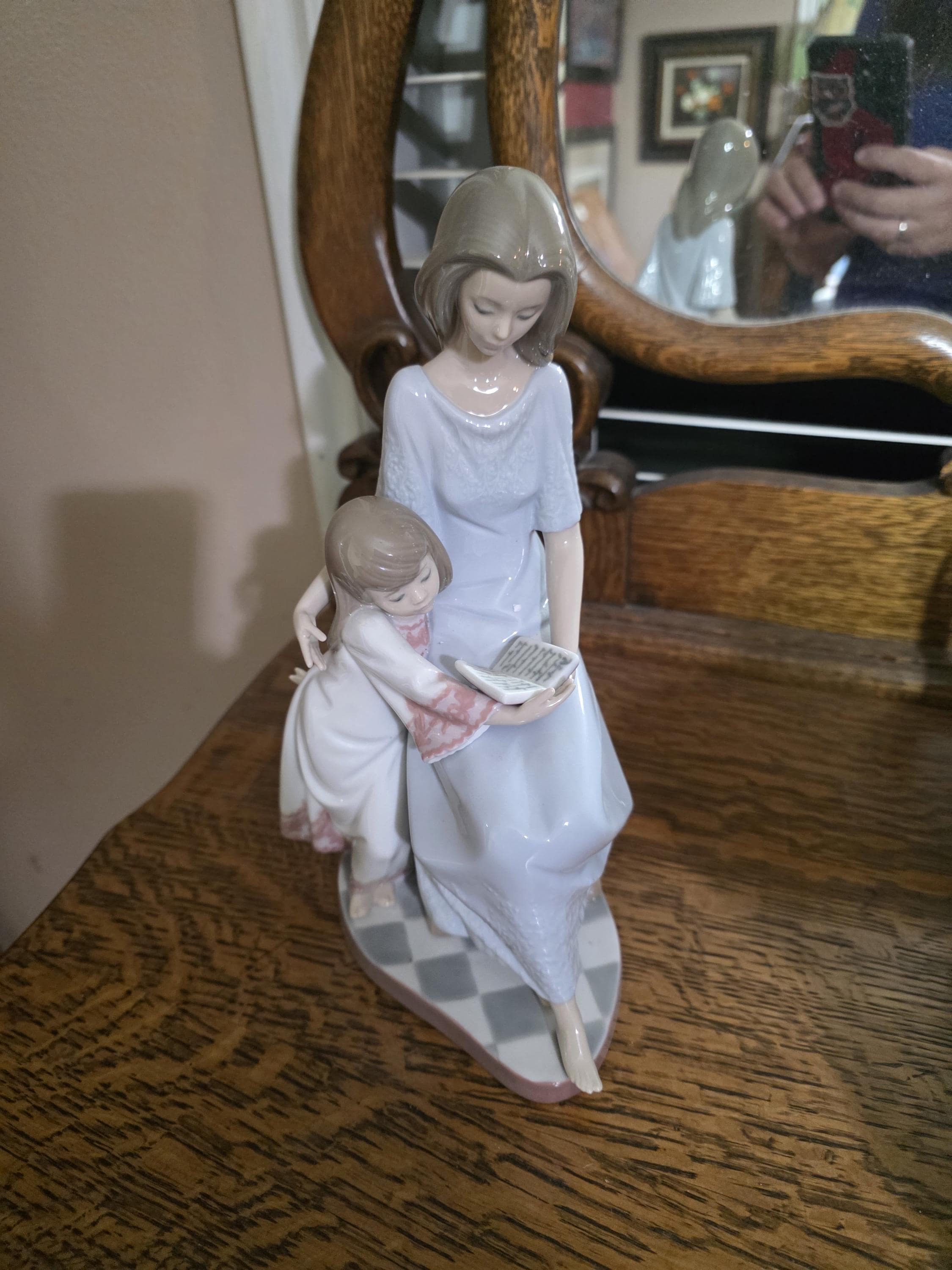 LLADRO リヤドロ　Beedtime Story Lladro, Bedtime Story, Lady and Child, Made in Spain Figurine With