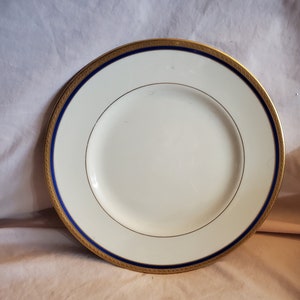 Piatto piano Syracuse China Old Ivory Wayne Blue Pattern da 9,90 pollici Old Avorio, fascia blu, O.P.C.O China incrostato d&#39;oro, prodotto negli Stati Uniti