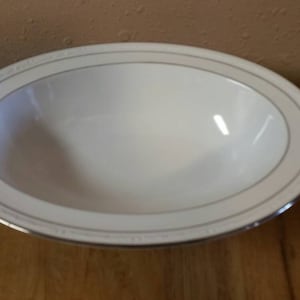 Noritake Stoneleigh Cuenco para servir ovalado de 11 pulgadas con banda de desplazamiento en relieve, anillos de platino, plato para servir