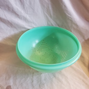 Tupperware Jadeite Green 9.5 inch Footed Colander, Strainer, Kitchen Tool, Cooking Utensil, Vintage Kitchen Tool