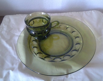 A la venta Indiana Glass 10 pulgadas Plato y taza King's Crown Avocado Green Serving Set Thumbprint Glass