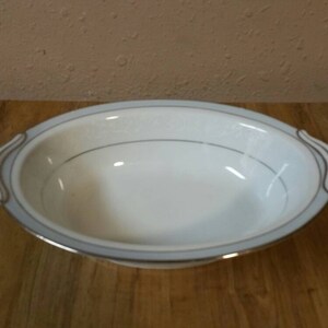 Rare Find, Noritake Fine China, Brandon Pattern, tazón ovalado para servir vegetales de 10.50 pulgadas, banda azul, flores blancas y pergaminos
