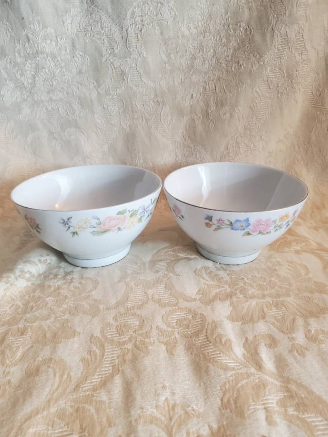 Action Industries, 2er Set, Porzellan Reisschalen, Pfirsich, Gelb und Blau Blumen Design, Vintage Servierteller, Made in China