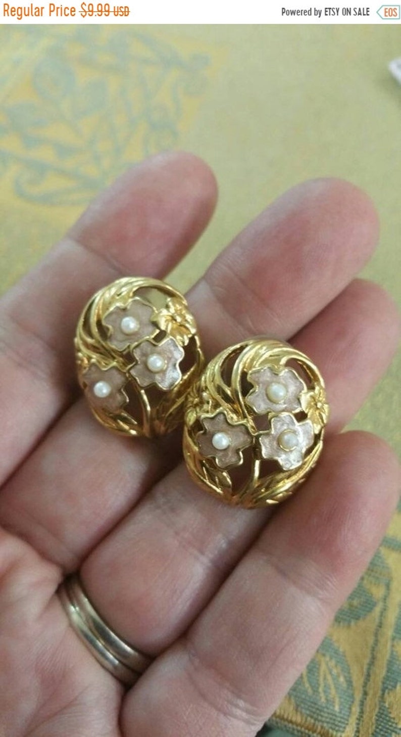 On Sale White Flower and Gold Toned Plastic Bead Stud Earrings Costume Jewelry Fashion Accessory