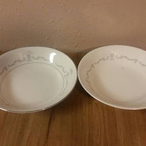 Set von 2 seltenen Royal Castle Registrierten Fine Ivory China 7,5 Suppen- oder Salatschüsseln