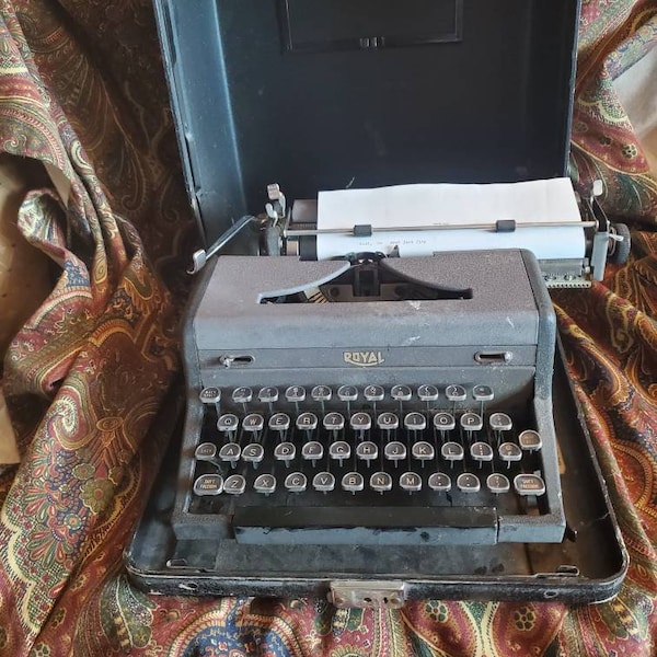 Early 20th Century, Working Royal Quiet Deluxe,  Manual Typewriter with Original Black Case, Vintage Computer, Office or Home Decor