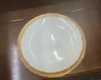 McCoy Pottery, Graystone, talerz obiadowy o średnicy 10,40 cala, podniesiony brzeg, brązowo-złoty, wyprodukowano w USA