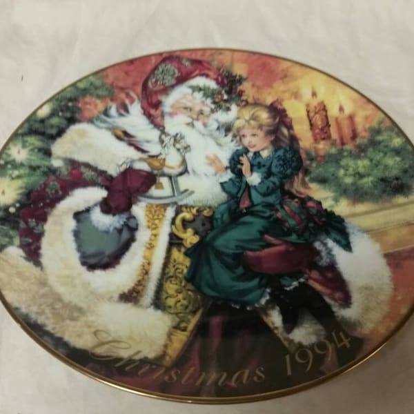 Avon  Collectibles Glass  "The Wonder of Christmas"  Christmas 1994- 8 inch Collector  or Series  Plate 1994 Wall Hanging