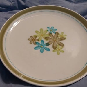Pedra preciosa de meados do século China &quot;Denise&quot; padrão prato de salada/sobremesa de 7,75 polegadas feito no Japão com design de flores
