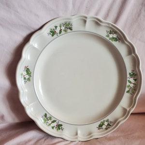 Pfaltzgraff Christmas Heirloom 10.5 inch Dinner Plate, White Flowers, Red Berries, Green Leaves