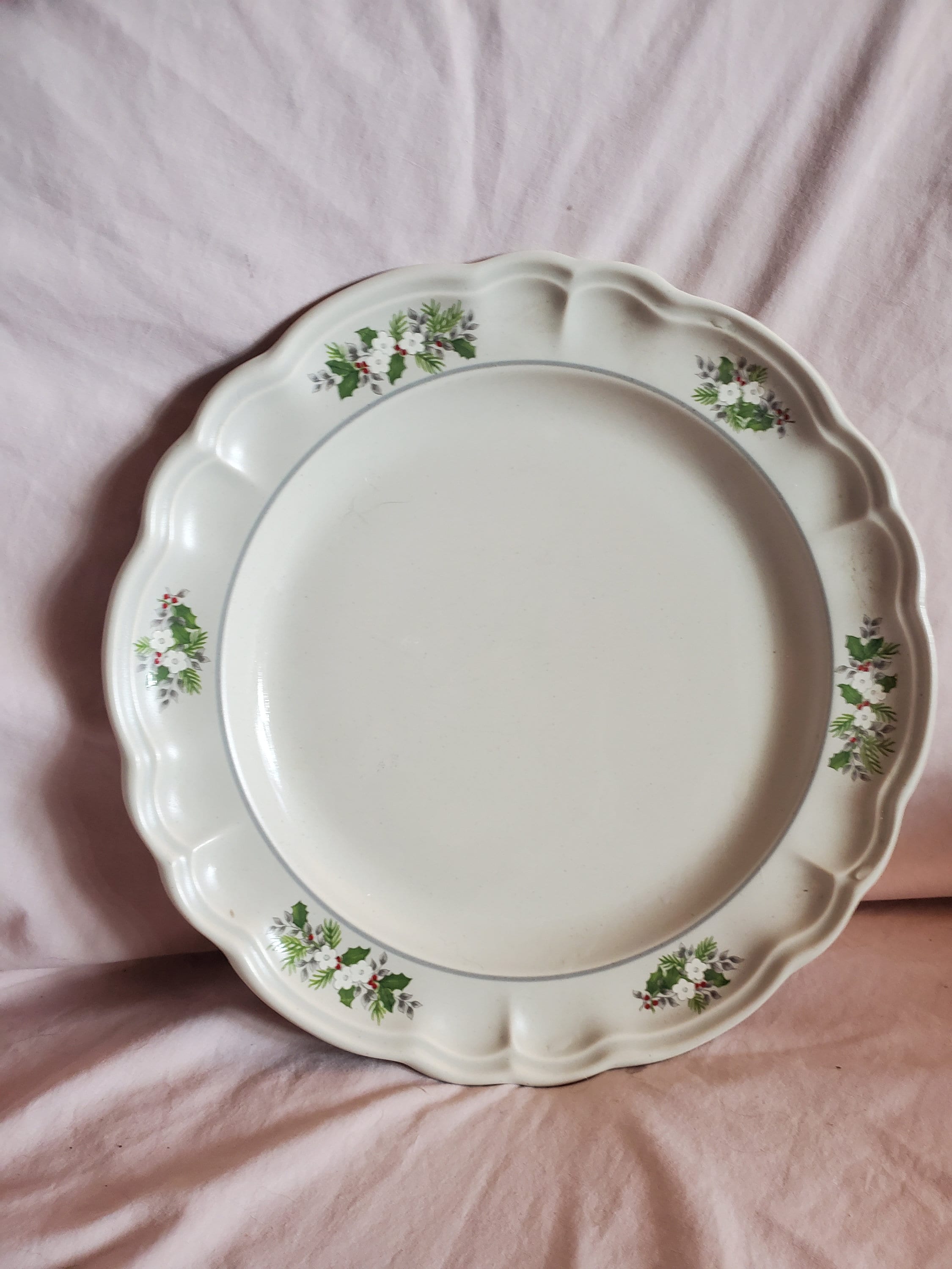Pfaltzgraff Christmas Heirloom inch Dinner Plate, White Flowers, Red  Berries, Green Leaves