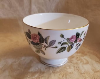 Rare Find, Wedgwood, Hathaway Rose, açucareiro aberto de 4 polegadas ou prato com pés, rosas cor de rosa, folhas rosa, cinza e verdes, estilo cottage