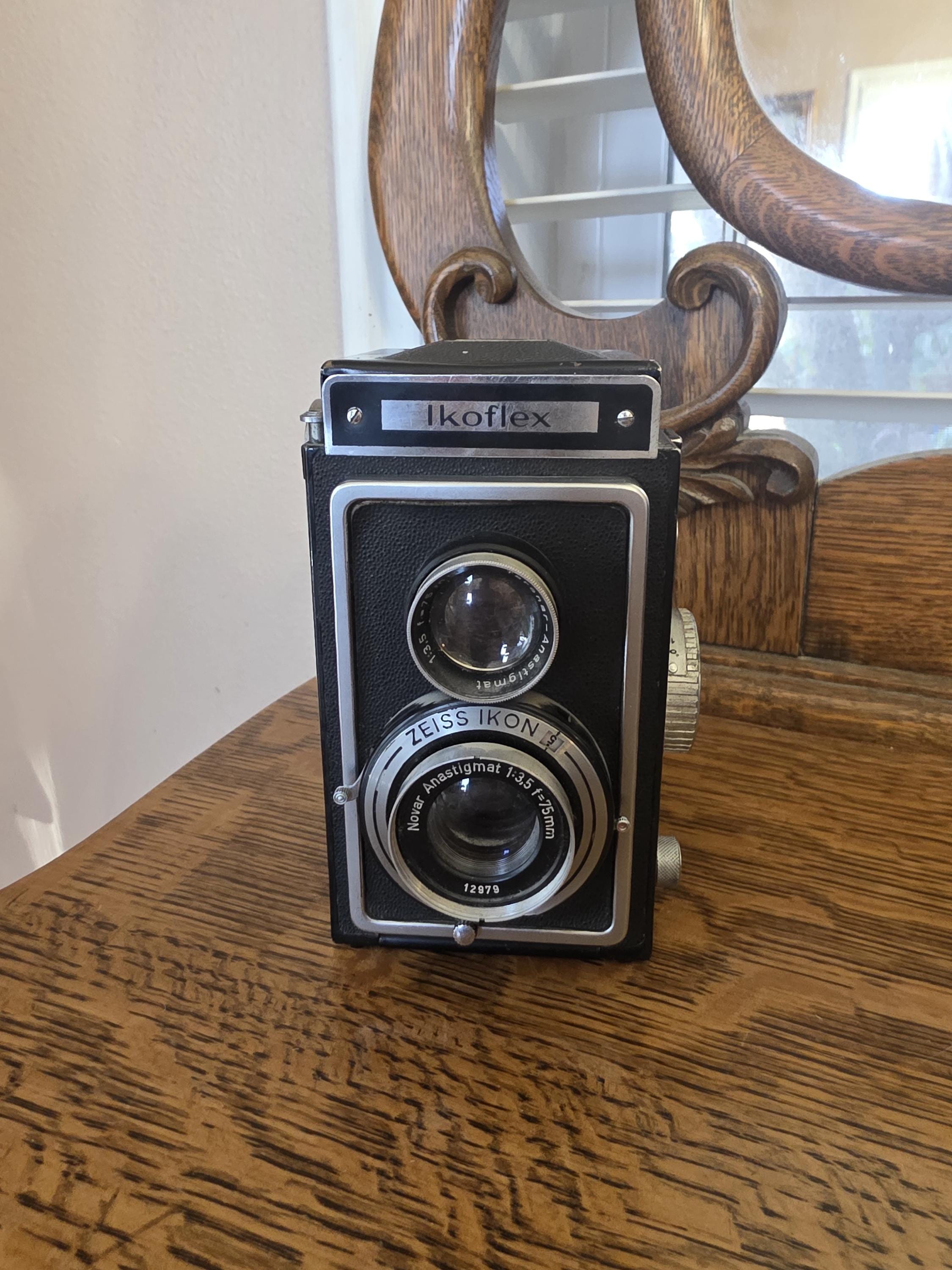 1950s Ikoflex Zeiss Ikon Black and Silver Chrome Camera, Zeiss 1950s Ikoflex Zeiss Ikon Black and Silver Chrome Camera, Zeiss