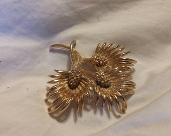 Gold Toned  Lisner Classic Flower Style Pin or Brooch Costume Jewelry Fashion Accessory